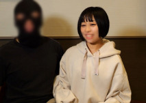 人妻把一個5歲的孩子送到幼兒園，並在光天化日之下向她的通姦伴侶張開雙腿。