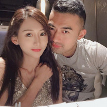 原名周丹 X，1993 年出生 抖音網紅 不是大叔 和 米夕兒 沙發在線直播啪啪 各種姿勢花樣爆操米夕兒被海友扒出真實身份