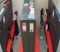 稀有黑客破解健身會所瑜伽館更衣室-監控攝像頭偷拍會員更換衣服怪異少婦偷聞自己練完功的內褲