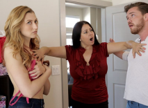 欲望期對性愛好奇的兄妹終於在媽媽嚴防下找到機會盡情愛撫親吻，掏出雞巴吞吐添吸扛著筆直大長腿啪啪沖擊猛插