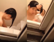 爬氣窗偷窺隔壁妹子洗香香 啊啊啊 不過癮還把窗戶開開大 最後還是被美眉抬頭發現了