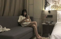 白色T恤粉嫩嫩小女生 極品啊 苗條精緻 心動衝動 妹子自己翹著屁股套弄騎乘肉棒嬌吟起伏