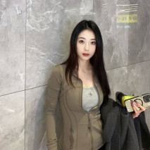 擦邊小網紅性感黑絲大長腿，大黑牛露臉自慰，好反差