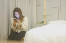 探花老司機眼鏡哥酒店約炮 大奶兼職妹子，在床上掰穴揉搓深喉口交後騎乘猛操看妹子表情有點吃不消