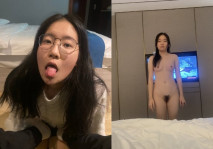 頂級露臉反差眼鏡學生妹！外純內騷藝校一字馬小母狗酒店約啪金主3P4P調教，尿浴毒龍啪啪聽話乖巧相當炸裂