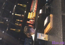 廁拍調酒妹無毛光滑的小穴