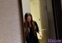 一男一女廁所偷拍合作，風韻阿姨淫穴暴露鏡頭一覽無餘，女的在門口把風