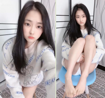 擼點極高【9分天花板顏值無敵清純】的學生妹，高價打賞自慰白漿溢出，最狠的是姨媽來了一灘血，為了掙土豪打賞的錢，忍痛自慰