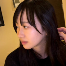 一個超級可愛又天真的偶像型女孩，個性緊張但很敏感，因為沒有吃避孕藥就懷孕了