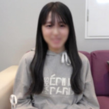 【初拍】迷惑年長男性的撒嬌高手。 大量的精液灌入她敏感的身體。