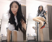 女僕裝淫蕩小騷貨，沒男友自己玩，高跟鞋吊帶黑絲，地上假屌騎坐，表情一臉淫騷，掰開騷穴特寫