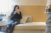 這樣的御姐范女神真是頂不住啊 貼身黑衣牛仔褲前凸後翹 高挑大長腿，立馬硬邦邦雞動，抱在懷里啪啪狠操逼