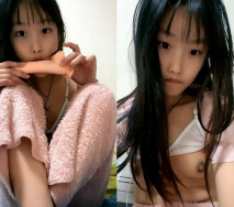 深夜的清純小蘿莉露臉展示，想要狼友的的禮物轟炸，脫光了玩奶頭，掰開騷穴看特寫道具摩擦，讓狼友調教好騷