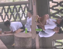 大學小情侶 你不懂 這叫刺激 你讓她給你吸幾口啊 大白天在戶外啪啪 偷窺兩哥們比他還急