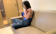 【瘦猴先生探花】良家人妻少婦返場，不盡興沙發上再幹，騎臉大屌吸吮，按住雙腿爆操