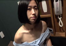 【無·個攝】下面陰毛未經修剪的貧乳妹，一邊抑制聲音一邊性愛！