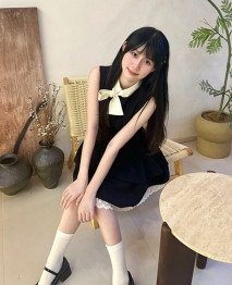 【情侶手機留出】高顏值白虎嫩妹是真的嫩，被幹的時候嘴巴裡含著一根手指拼命的吸，抱著臀部任由抽插，母狗性質拉滿，純欲反差風