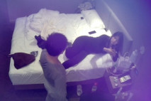 流出酒店偷拍 貌似知識分子的年輕情侶還挺會玩的 長腿大奶女友被男友抬腿看逼後爆插小穴