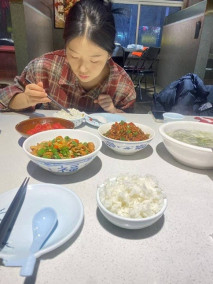 清純學生妹，共進晚餐後開房，黑絲美腿完美露臉，奶子發育的真不錯