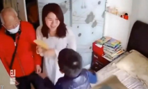 攝影機監控偷拍爺媳戀-爺爺給孫子發完紅包兒媳婦把孩子支出去進房間拉上窗簾伺候老爺子做愛