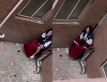 校園一情侶角落深情熱吻插逼被偷拍，女主發現拍攝者後男子還要繼續舔，十分大膽！