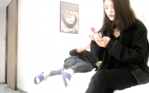 比照片上漂亮，兼職外圍小姐姐，一身黑衣氣質，小奶子還挺嫩，插入慢慢抽動