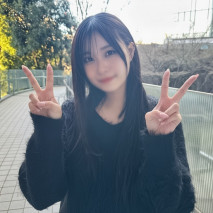 游泳部歷10年的運動系美女再現。巨根猛烈刺入，「舒服…高潮了！！」她面露享受之色，身體抽搐痙攣，噴出愛液。運動鍛煉的緊實粉色小穴，穩承受著中出高潮。