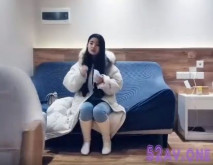 黃先生約了個白色外套大奶妹子啪啪，口交舔弄沙發抽插再到床上騎坐自己動