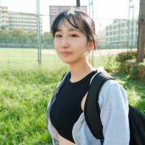 【續】一位田徑俱樂部的女生，敏感獨特。她在跑步比賽中獲勝後，用一根巨大的陰莖慶祝！ 「啊，那裡不行！！」猛插入她緊緻美麗的臀部，將精液射入她的陰道。