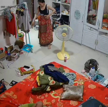 黑客破解攝像頭偷拍 少婦老公長期不在家被猥瑣公公經常夜裡闖入房間扒光強搞