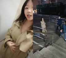 誘人的小騷逼全程露臉戶外跑到公共廁所裡發騷，逼逼裡夾著大黑牛自慰，揉奶玩逼大黑牛摩擦陰蒂尿尿給狼友看