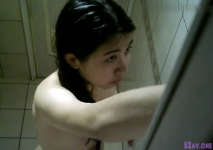 變態房東浴室偷裝針孔偷拍大學生女租客洗澡