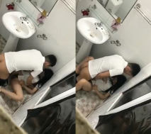 新瓜~高中畢業同學聚餐小哥灌醉女同學，在餐廳廁所裡啪啪被幾個班上同學趴牆頭圍觀偷拍