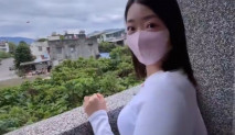 台灣大奶美眉 [SSRPeach] 身材豐滿大翹臀 大白天被小哥在陽台後入猛懟 回房上位騎乘大力抽插 口爆吃精