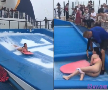 妹子玩衝浪玩到內內被沖掉