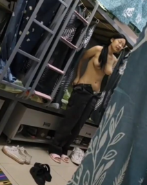 偷拍大奶子室友