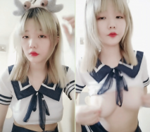 新人下海金髮美少女！情趣學生制服短裙！白嫩奶子揉捏，翹起屁股掰穴特寫，揉搓陰蒂極度誘惑