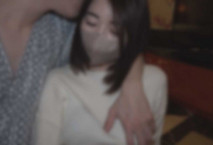 清廉認真的小學老師。平時和性的距離太遠了…！ 因為性感爆炸，當含住雞巴時，是個十足的變態，不能讓學生看到老師淫蕩的一面