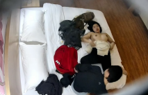 酒店偷拍 學生情侶假日開房纏綿，妹子指著攝像頭差點被她發現了