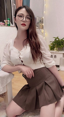 濟南ts女王：下雨天無聊，飢渴難耐邊擼雞巴邊用假陽具插自己，約小鮮肉大雞巴做愛，爽死了！