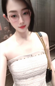 抖音網紅無毛肥B母狗被爆肏， 高潮迭起呻吟高昂，自己抱著腿超配合，一邊抽插騷逼一邊噴水