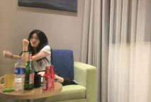 和甜美豐滿小美女酒店約會，精緻肉感短裙美腿，吃喝玩樂脫衣服 揉捏奶子舔吸啪啪操穴享用 真是會享受