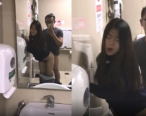 小情侶在公共衛生間激烈啪啪 不敢叫太大聲