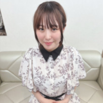 [初拍/中出] 白皙、豐滿、迷人的少女身材。這是她有生以來第二次被操，她的臉變紅了，舒服的扭動著。哇 第一次中出身體。