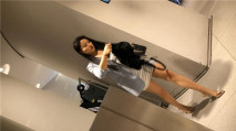 商場跟蹤抄底短裙美女 沒想到她竟然沒穿內褲 可能跟的太近白了我一眼 還好沒被發現