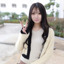 【初拍】一位身材苗條、美麗而害羞的女大學生前來應聘拍攝，她說：「我買了一件很貴的東西……」她將一根粗大的黑屌塞進自己的陰道，滾燙的精液灌入陰道深處。