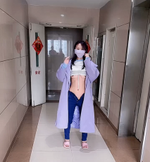 電梯門口露出，慫恿媳婦尋求婚後生活刺激 大膽在家門口，盡情玩耍，雖然心中緊張害怕，更多是興奮！