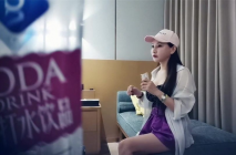 時尚性感鴨舌帽小姐姐短裙白色風衣看了就想搞，脫光光奶子又大又軟白嫩美腿趴在身上挑逗乳炮抽操浪吟