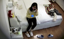 新流出酒店偷拍 周末高顏值鄰家妹妹眼鏡反差婊開房被男友兩次內射