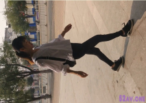 偷拍美女小鮑魚後一路尾隨拍她臉